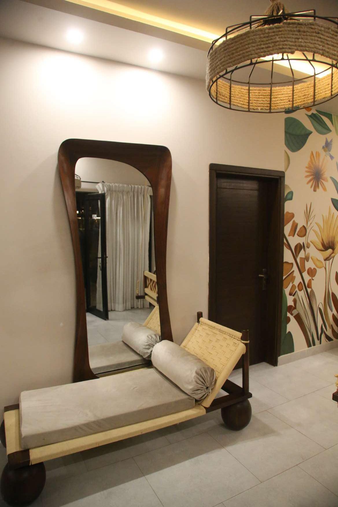 Modern Mirror-Style Lounge